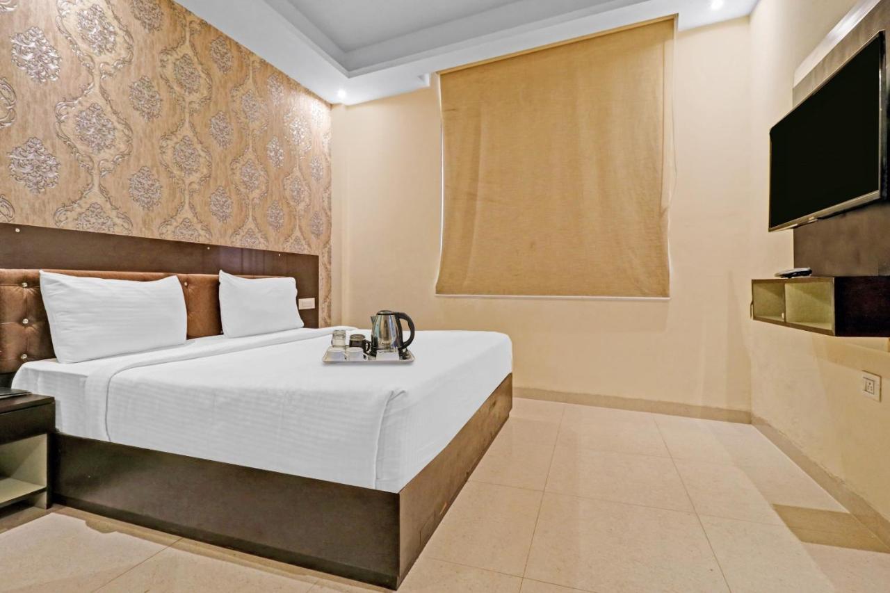 Oyo 23368 Boutique Hotel Paragon Nueva Delhi Exterior foto