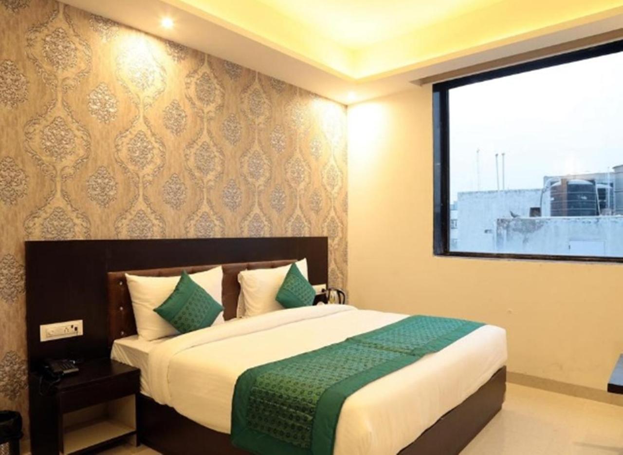 Oyo 23368 Boutique Hotel Paragon Nueva Delhi Exterior foto